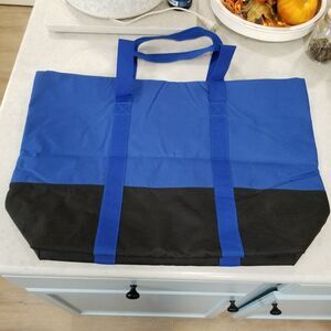 Insulated zippered cooler bag 25"x17"x6" approx